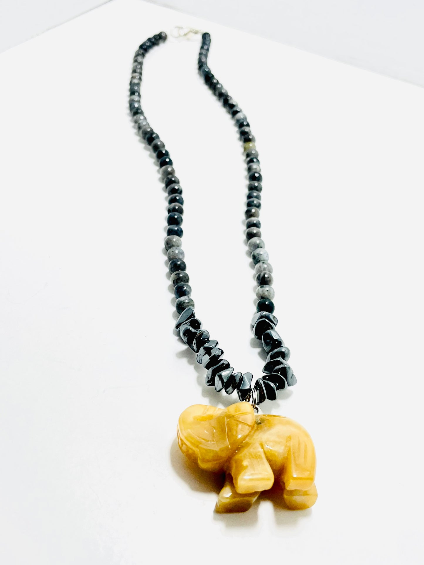 š 23ā Yellow Jade Elephant Necklace Adorned with Chipped Hematite & Labradorite Beads