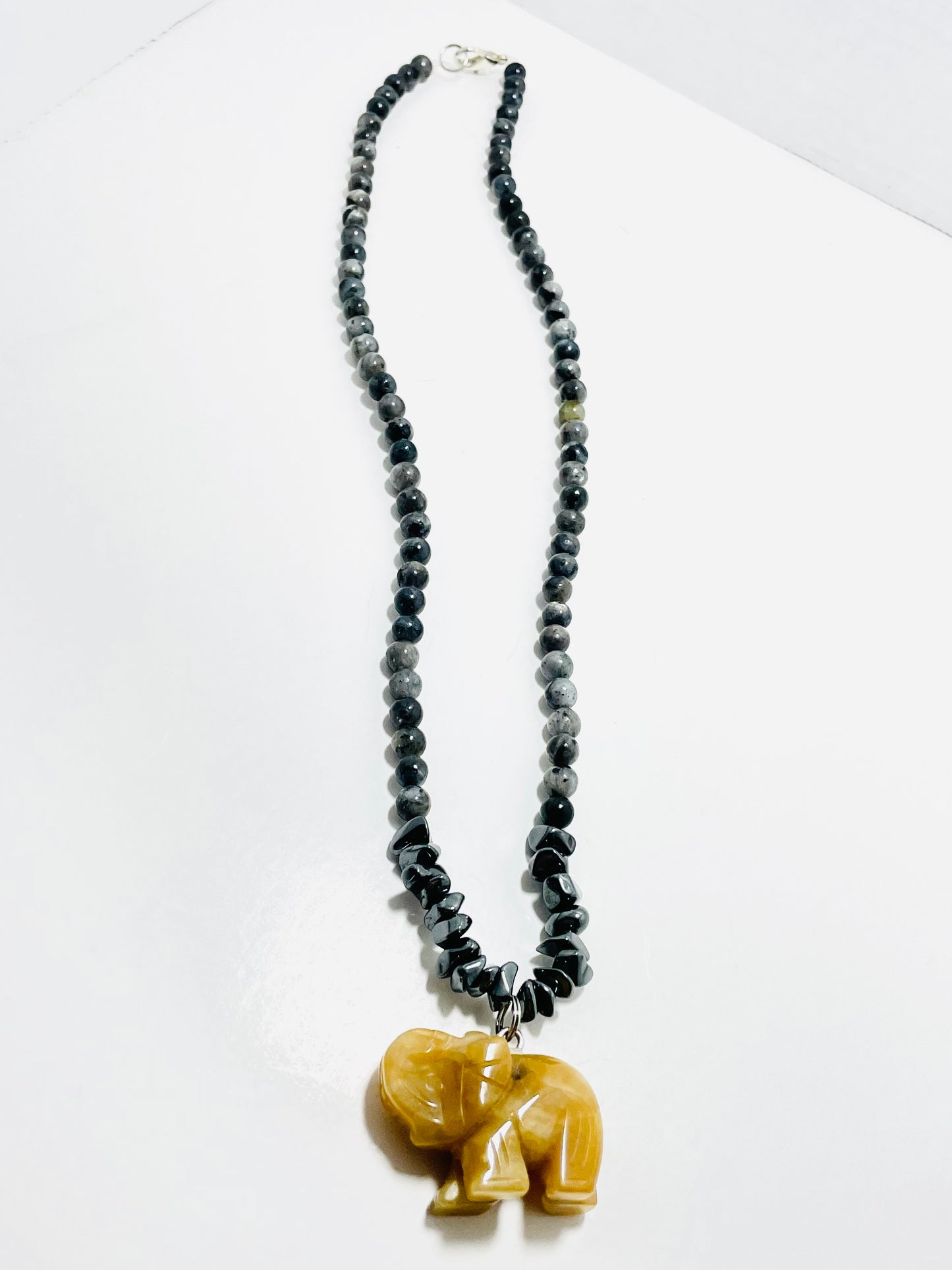 š 23ā Yellow Jade Elephant Necklace Adorned with Chipped Hematite & Labradorite Beads