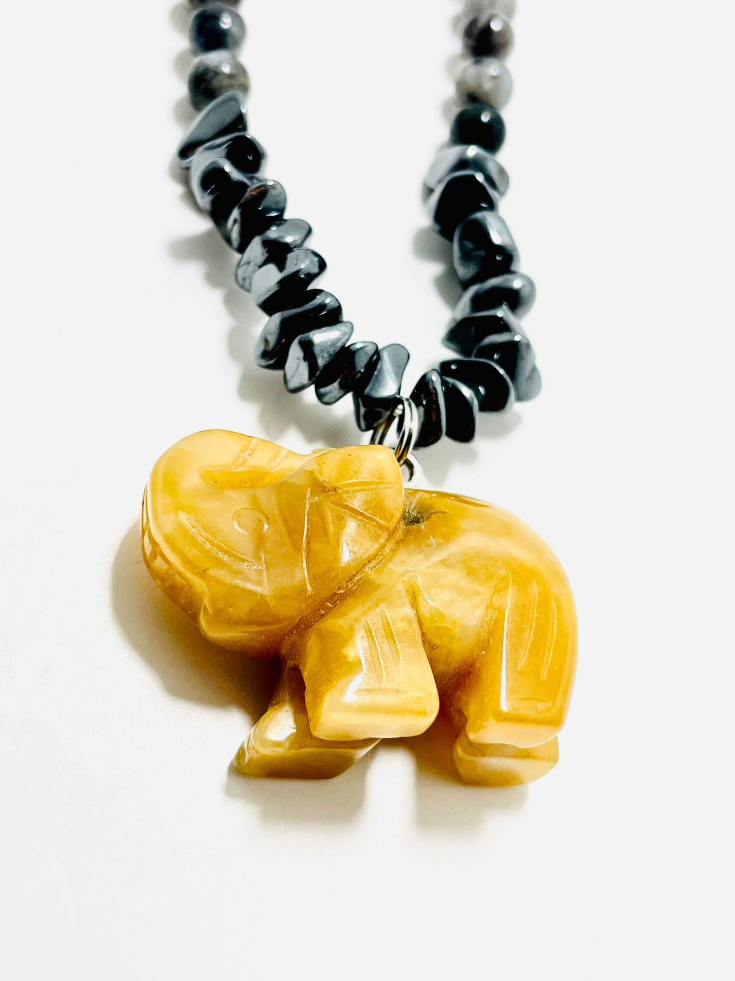 š 23ā Yellow Jade Elephant Necklace Adorned with Chipped Hematite & Labradorite Beads