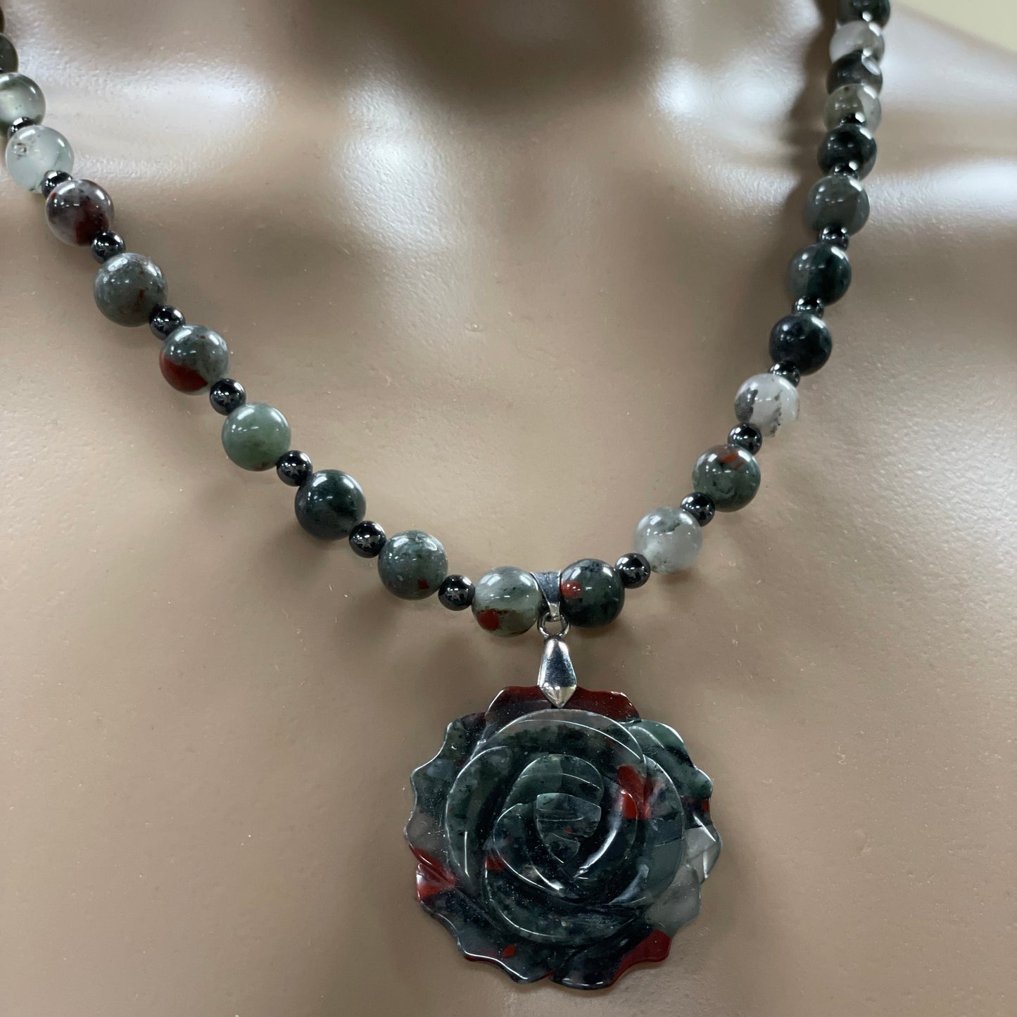 š¹ 22.5ā Hand Carved Bloodstone Rose Necklace Adorned with Bloodstone & Hematite Beads