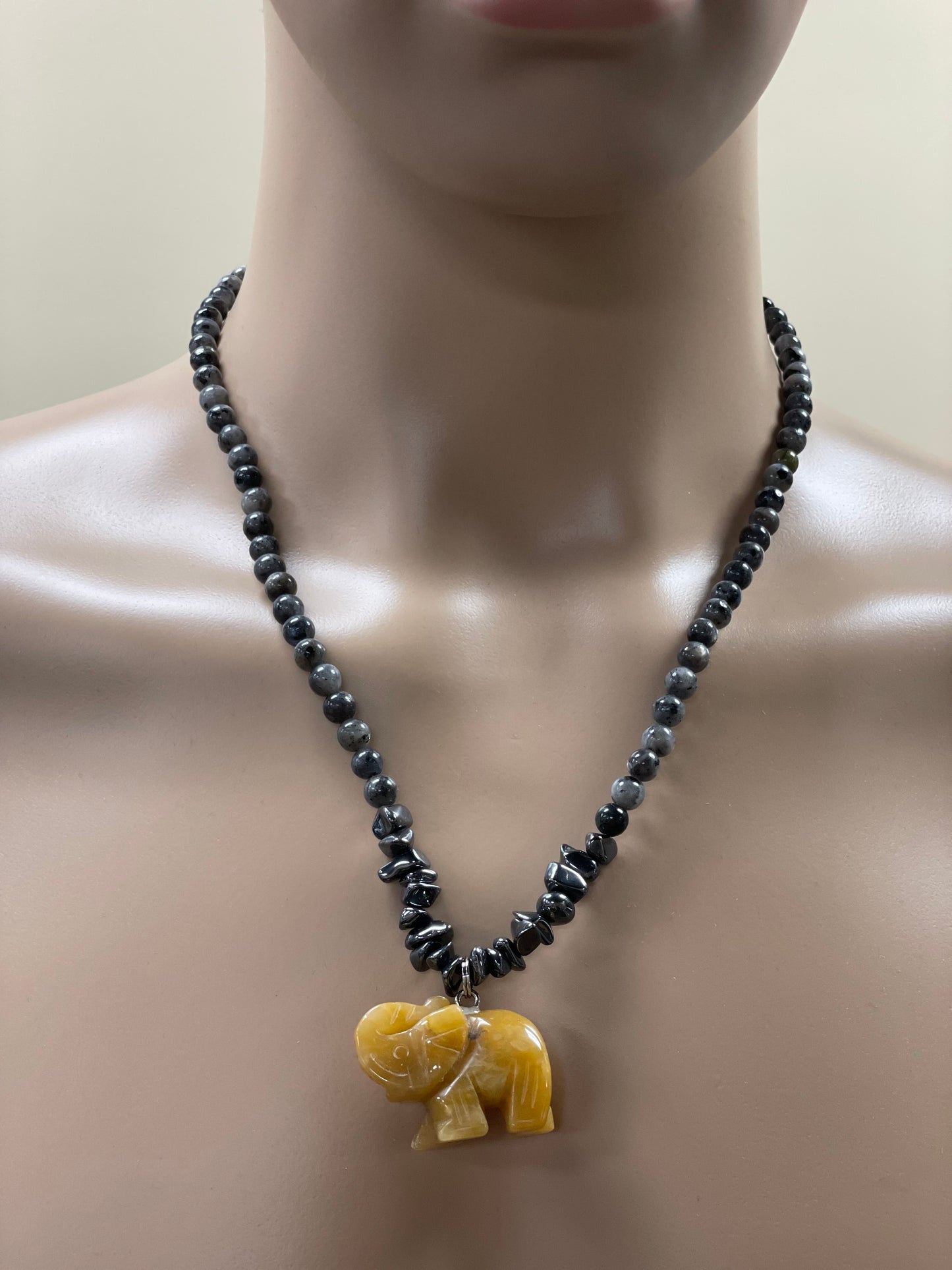 š 23ā Yellow Jade Elephant Necklace Adorned with Chipped Hematite & Labradorite Beads