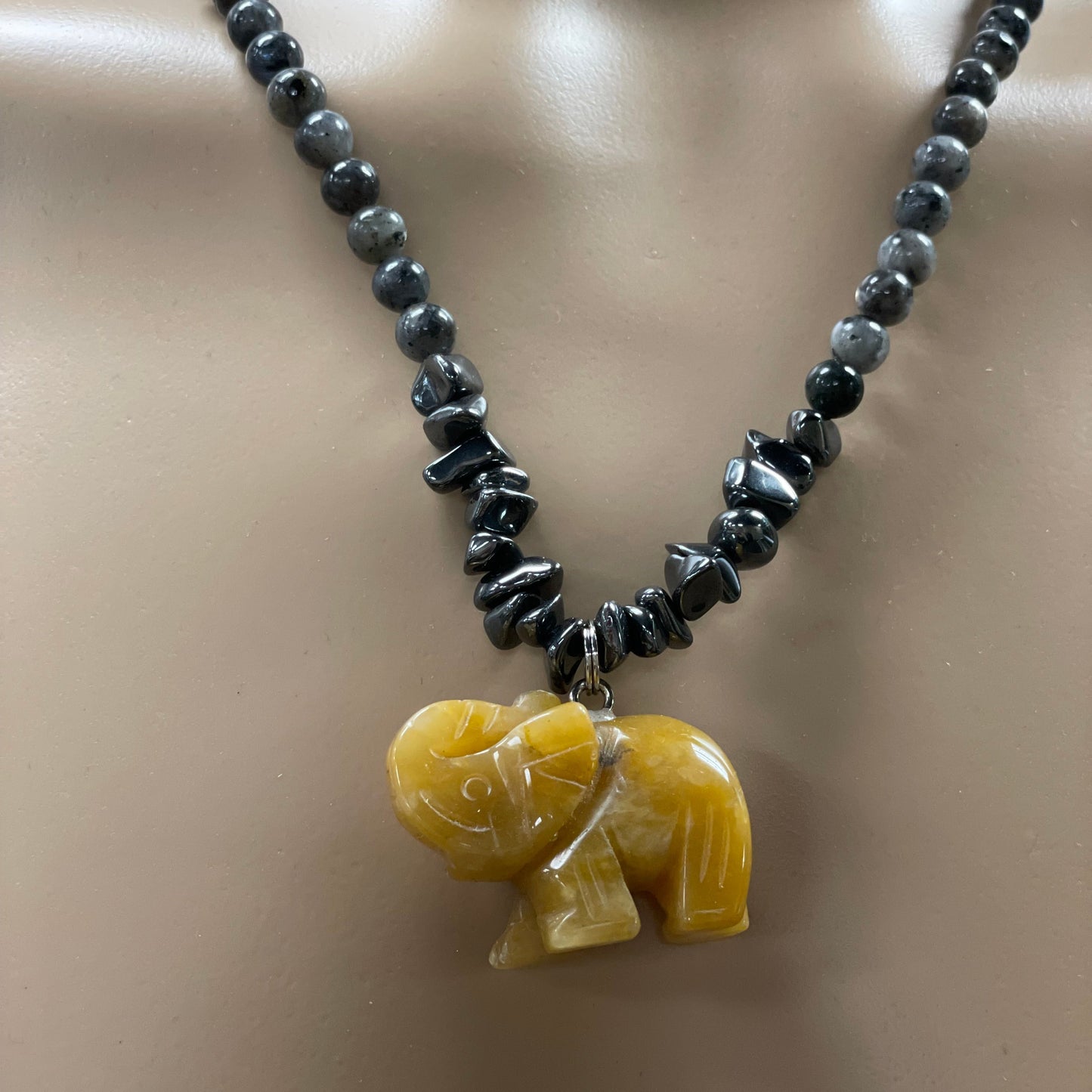 š 23ā Yellow Jade Elephant Necklace Adorned with Chipped Hematite & Labradorite Beads