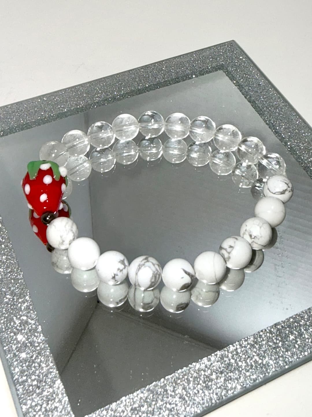 🍓8mm Howlite & Clear Quartz Strawberry Bracelet — photo 1