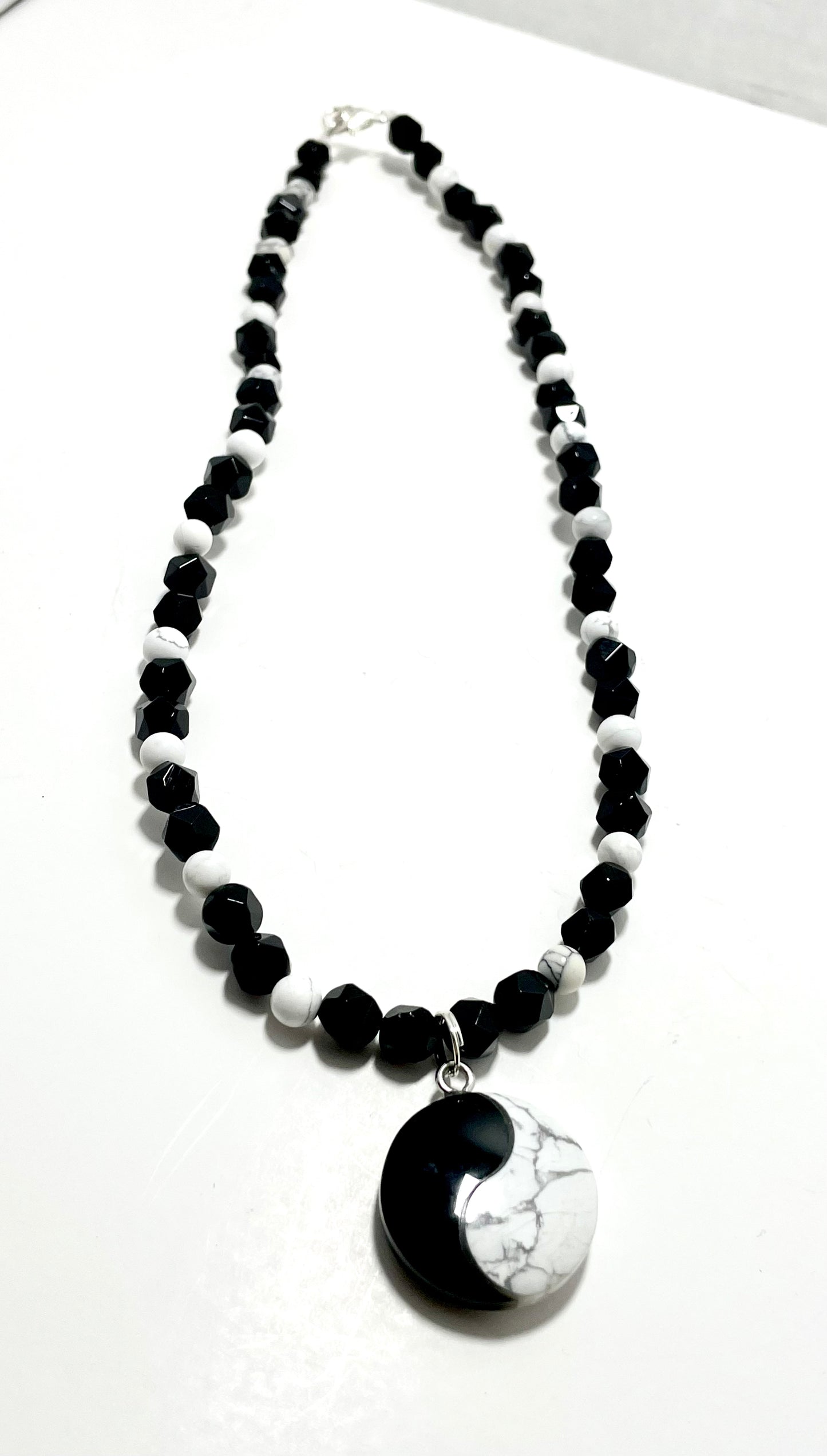⚫️⚪️ 19” Onyx & Howlite Ying Yang Necklace Adorned with 8mm Faceted Onyx & 6mm Howlite Beads