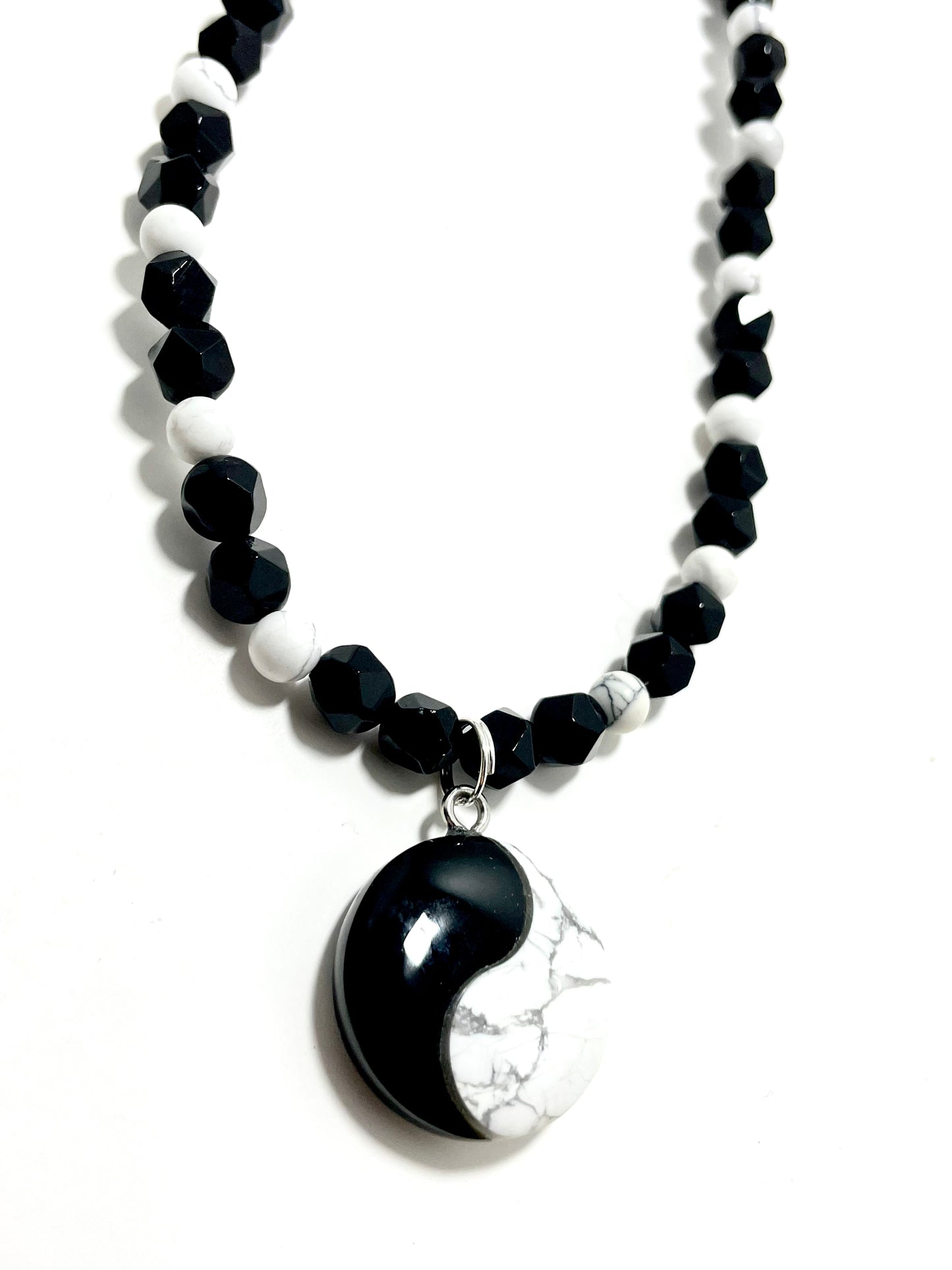 ⚫️⚪️ 19” Onyx & Howlite Ying Yang Necklace Adorned with 8mm Faceted Onyx & 6mm Howlite Beads